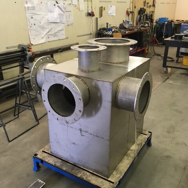 Verdeelunit voor mest met intern tussenschot – ontworpen voor betere doorstroming en stabieler oppompen.