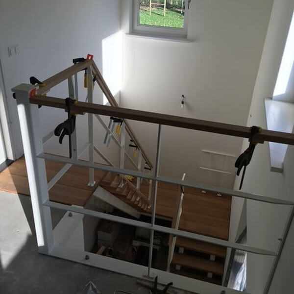 Stalen design trap met poedercoating – maatwerk volgens architectontwerp, passend in bestaande situatie.