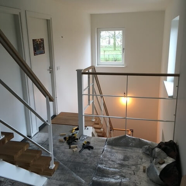Stalen design trap met poedercoating – maatwerk volgens architectontwerp, passend in bestaande situatie.