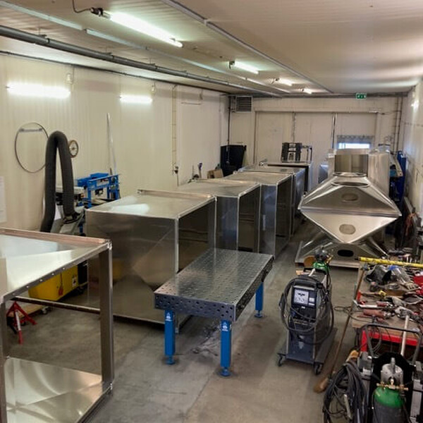 Aluminium luchtverdeler/verloopstuk met aansluiting voor ventilator (schroefverbinding) en ronde leiding (boutverbinding).