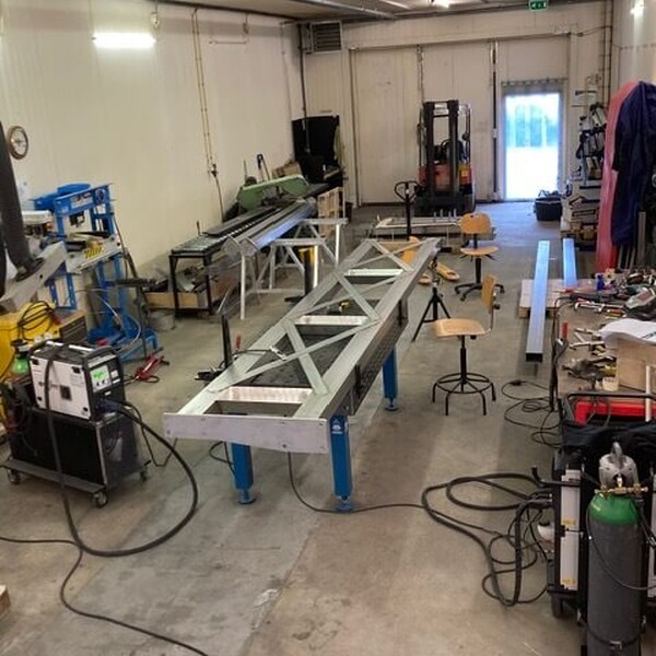 RVS koker ondersteuning voor bordes – maatwerk draagconstructie, gereed voor montage.