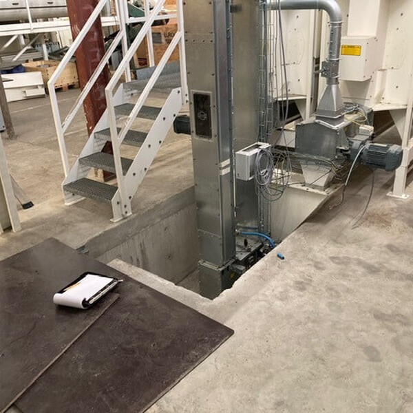Montage van de afzuiging op de graszaad schoningslijn – afvoer van stof tijdens het schoningsproces (zeven, schudden, blazen).