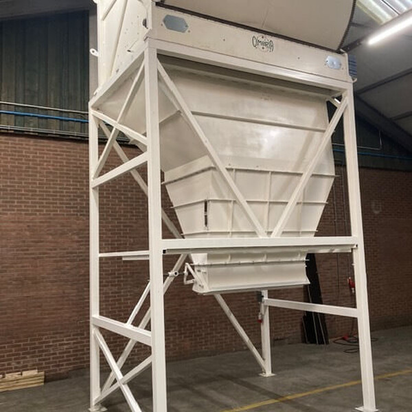 Stortdeel met handbediende mechanische klep onder de stortbunker (staal, gespoten) – voorbereiding/uitvoering met stofafzuiging.