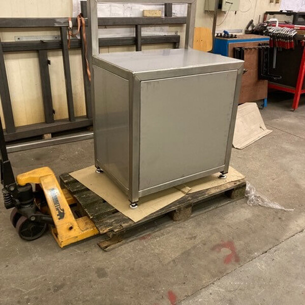 Onderstel/frame voor vacuümbak met weggewerkte vacuümpomp en bevestigingspunten (draad tappen) voor gasveren.