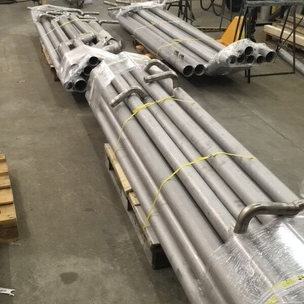 Overzicht van RVS leidingwerk in verschillende diameters met aftakkingen, gereed voor montage (voor Kropman).